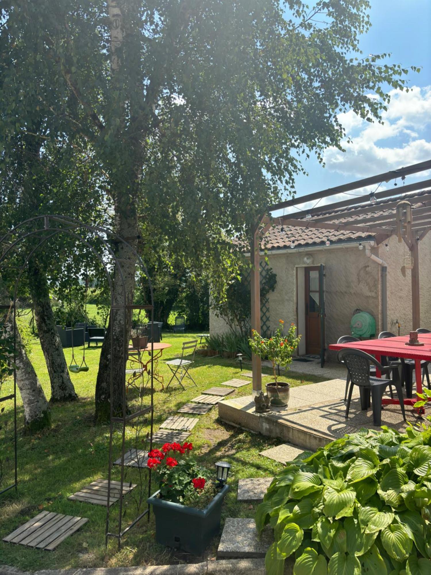 Studio En Auvergne Le Ruisseau Apartment Saint-Priest-Bramefant Exterior photo